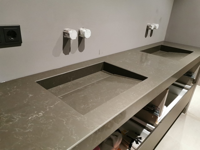 Wastafels in Caesarstone aflopend